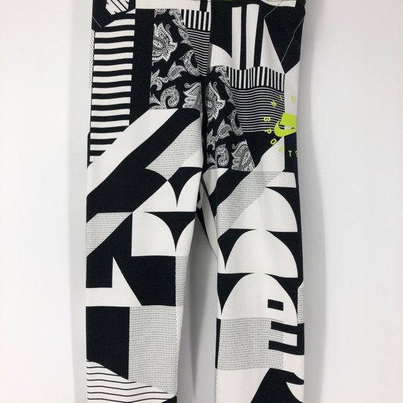 NWT Nike black white abstract Leg-A-See leggings foot  strap xs - Picture 14 of 15